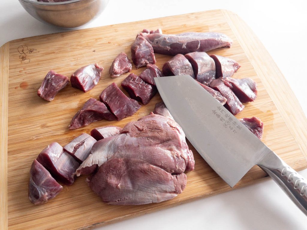 Bear meat and cleaver for Chinese-style noodles