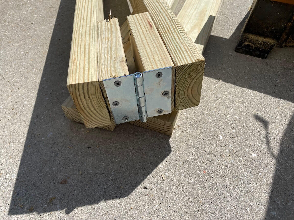 Folding legs of wood with hinge